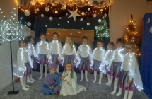 Maryja i Jozef w otoczeniu aniolkow