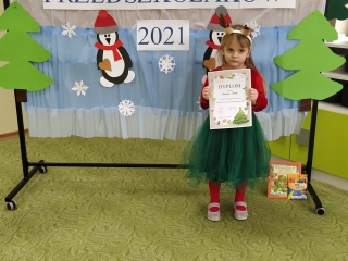 wesola dziewczynka trzyma dyplom