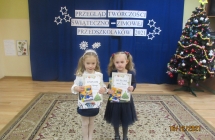 Tosia i Laura z gr. III na Przegladzie Tworczosci Swiateczno - Zimowej Przedszkolakow 2021