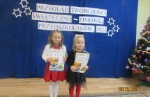 Liwia i Kornelia z gr. V na Przegladzie Tworczosci Swiateczno -Zimowej Przedszkolakow 2021