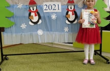 Dziewczynka         z dyplomem