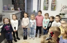 Dzieci sluchaja zasad obchodzenia sie z ksiazka