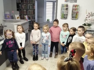 Dzieci sluchaja zasad obchodzenia sie z ksiazka