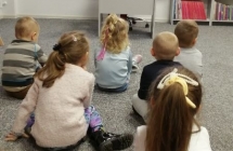 Dzieci ogladaja teatrzyk kamishibai