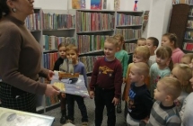 Dzieci ogladaja ksiazeczki przestrzenne i wydajace dzwieki