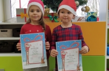 Dzieci trzymaja dyplomy