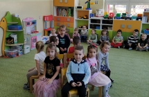 DZIECI SIEDZA NA KRZESLACH