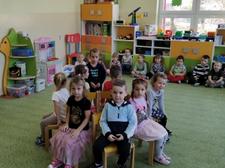 DZIECI SIEDZA NA KRZESLACH