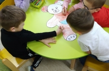 DZIECI KOLORUJA MISIA