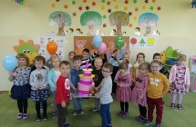 DZIECI TRZYMAJA TORT