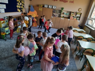 Zabawa ruchowa z balonami