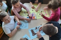 Dzieci wyklejaja plastelina sylwete misia