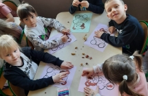 Dzieci w trakcie wykonywania pracy plastycznej