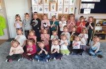 Dzieci z wykonanymi maskami misia