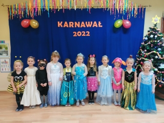 Dziewczynki z gr. V w strojach balowych