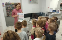 Przedszkolaki poznaja zasady korzystania z ksiazek