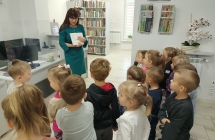 Dzieci zapoznaja sie z budynkiem biblioteki