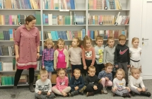 Dzieci z gr. V z wizyta w bibliotece