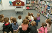 Dzieci sluchaja teatrzyku kamiszibai