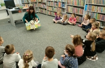 Dzieci sluchaja i ogladaja rozne ksiazki