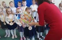 pani dyrektor wrecza dyplomy