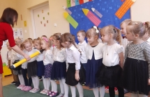 P. dyrektor pasuje dzieci na przedszkolaka