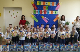 Dzieic z grupy II z paniami i p. dyrektor