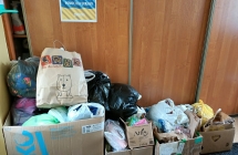 Kartony z rzeczami ze zbiorki