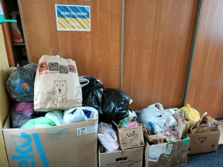Kartony z rzeczami ze zbiorki
