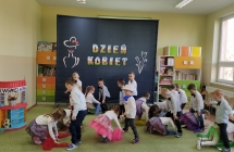 Dziewczynki pokonuja przedszkoldy