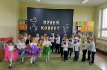 Chlopcy tancza z dziewczynkami