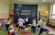 Chlopcy pokonuja przeszkody