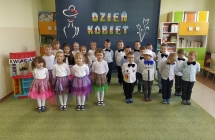 Dzieci recytuja wiersze