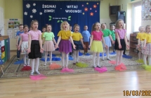 Szesciolatki z gr. VII spiewaja piosenke.