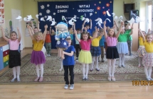 Szesciolatki z gr. VII podczas wystepu z okazji Powitania Wiosny.