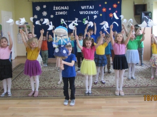 Szesciolatki z gr. VII podczas wystepu z okazji Powitania Wiosny.