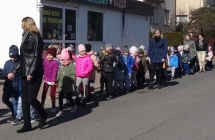 Pochod przedszkolakow ulicami Malanowa z marzanna i gaikiem.