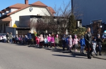 Pochod przedszkolakow ulicami Malanowa z marzanna i gaikiem - 2.