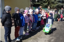 Przedszkolaki zegnaja zime - wywoza marzanne na taczce.