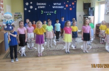 Sześciolatki wykonują piosenkę.