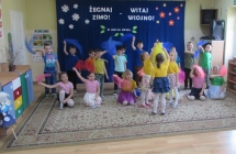 Szesciolatki podczas wiosennego tanca z  kolorowymi chustkami.