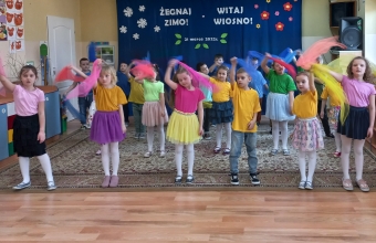 Szesciolatki machaja kolorowymi chusteczkami podczas wykonywania piosenki.