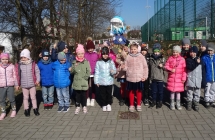 Grupa  VII z marzanna i wiosennymi galazkami.