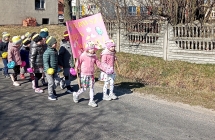 Przemarsz dzieci z grupy IX z okazji Pierwszego Dnia Wiosny (1)