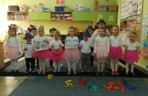 Zdjecie grupowe z dyplomem i nagroda_resized_20220326_021534846