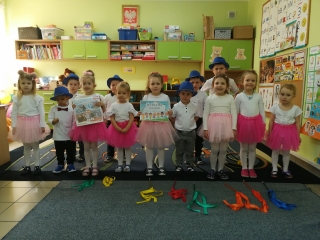 Zdjecie grupowe z dyplomem i nagroda_resized_20220326_021534846