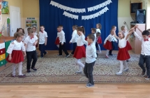 Dzieci z gr. VII tańczą poloneza.