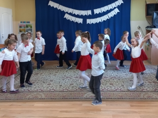 Dzieci z gr. VII tańczą poloneza.