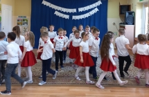 Dzieci z gr. VII  w parach tańcza poloneza (2)
