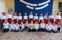 Uśmiechnięte szesciolatki z gr. VII z dyplomem i nagrodą